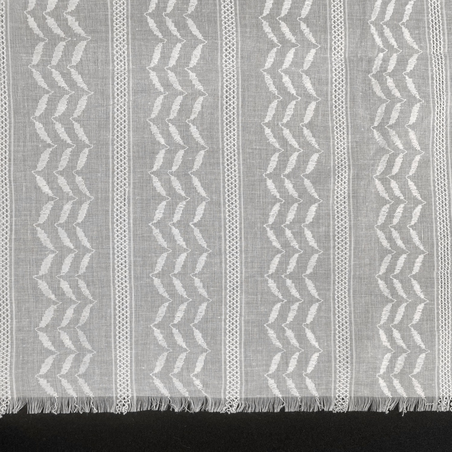 【SALE30％OFF!】47.コットンラインレース刺繍ストール　綿100% 