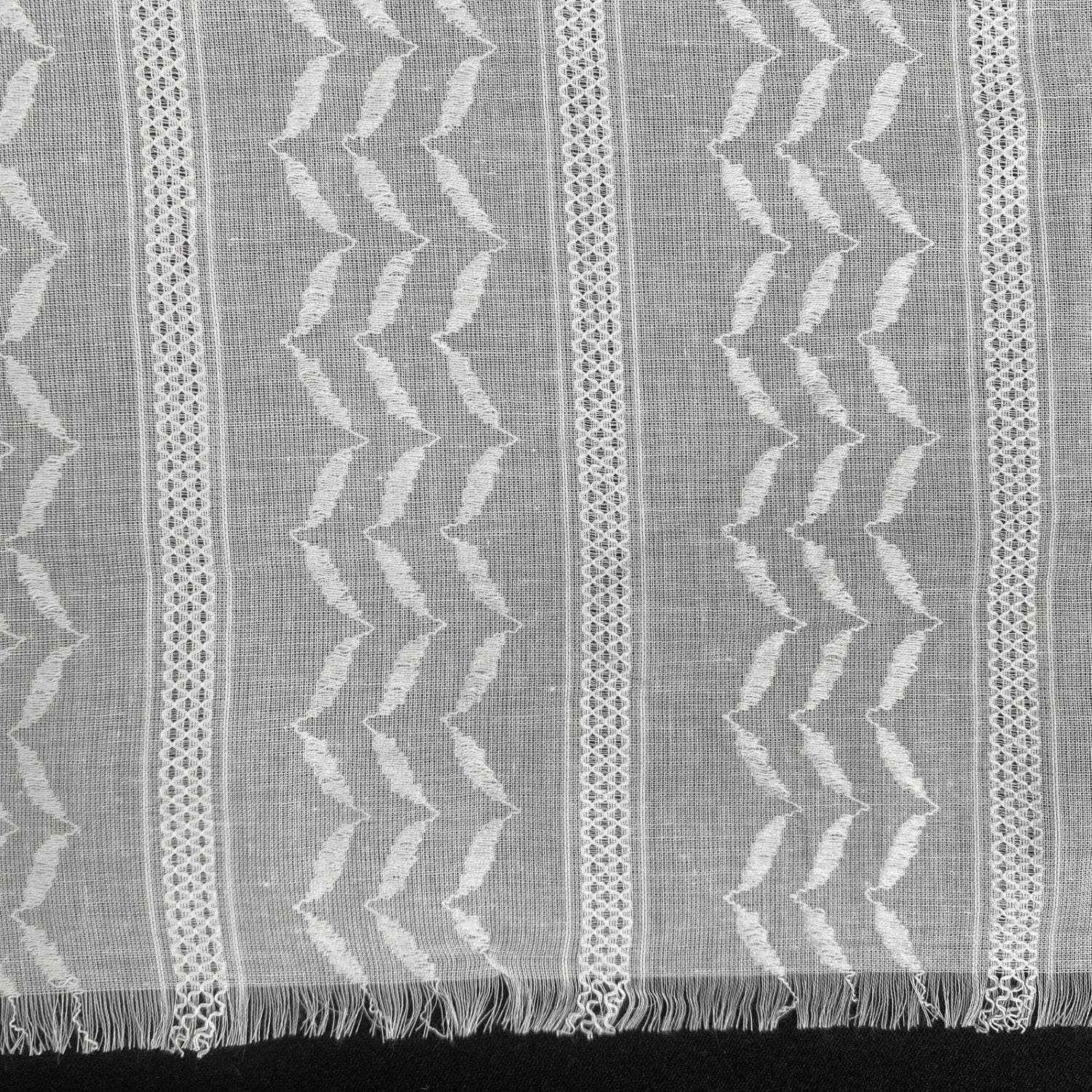 【SALE30％OFF!】47.コットンラインレース刺繍ストール　綿100% 