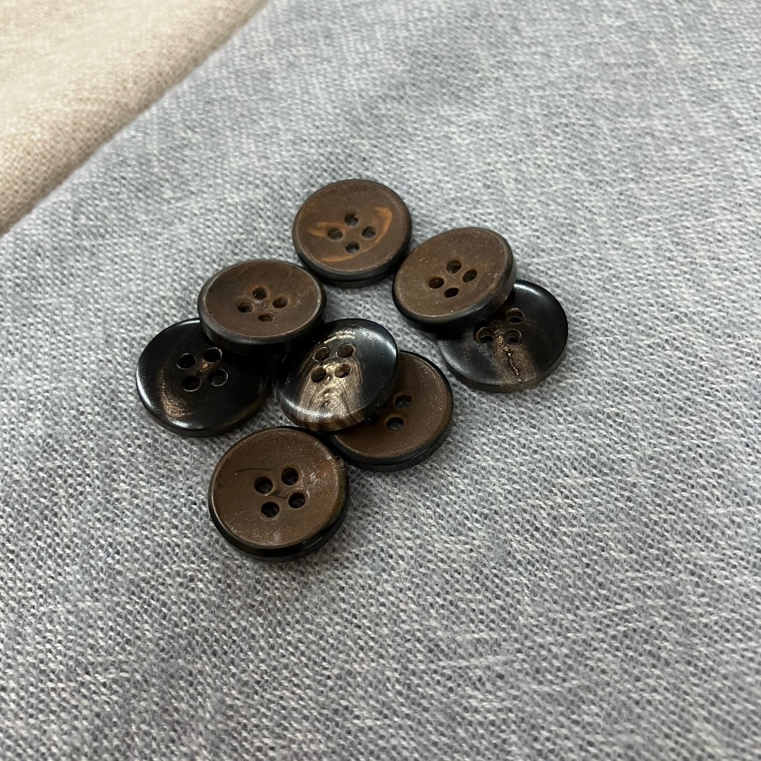 ドイツ製H17B　水牛ボタン18mm