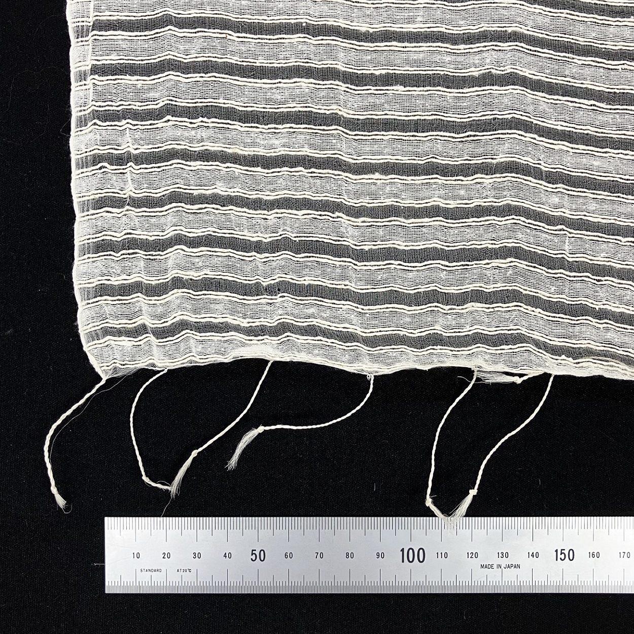 74A.絹織り飛び縞ショール　45g　絹100%　房あり　