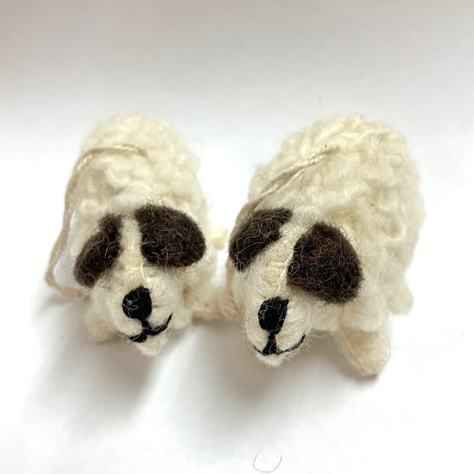 ウールひつじのストラップ 白 約7cm ｜ワークショップ金の羊