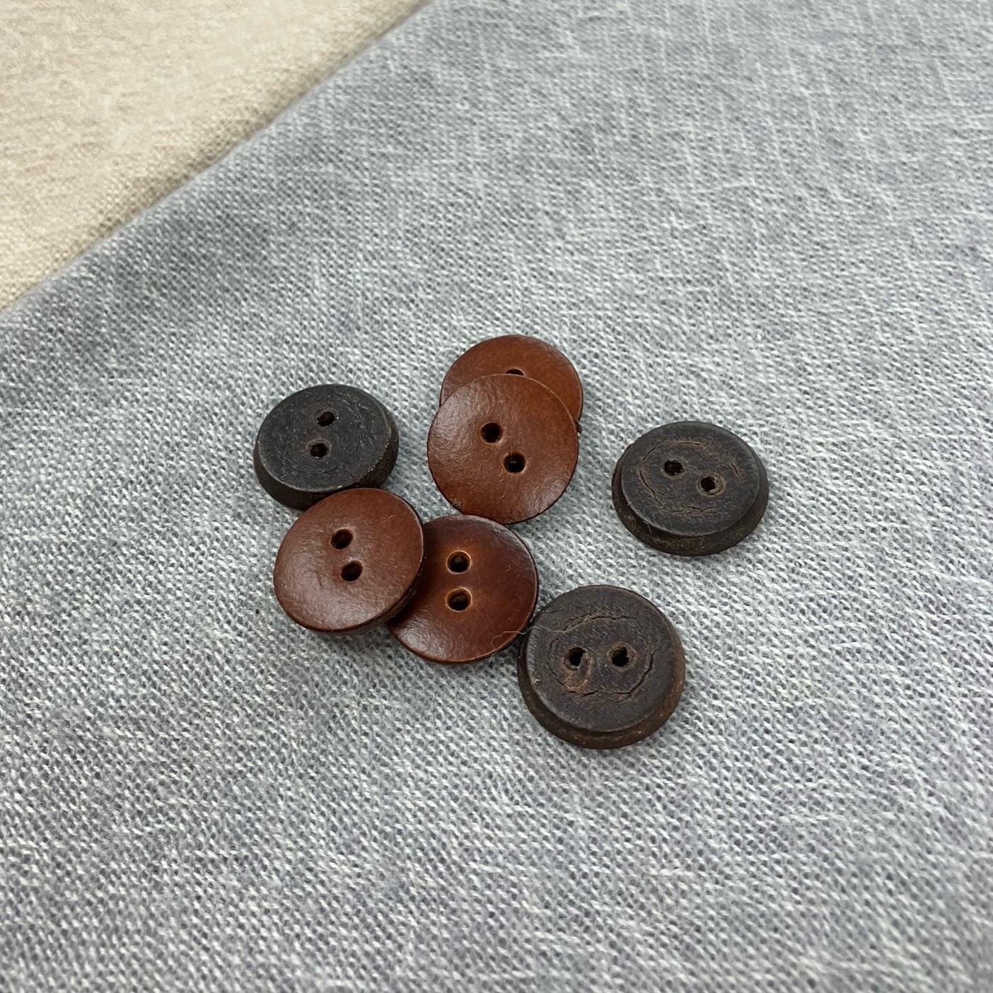 ドイツ製ボタンL1-A.革製20mm