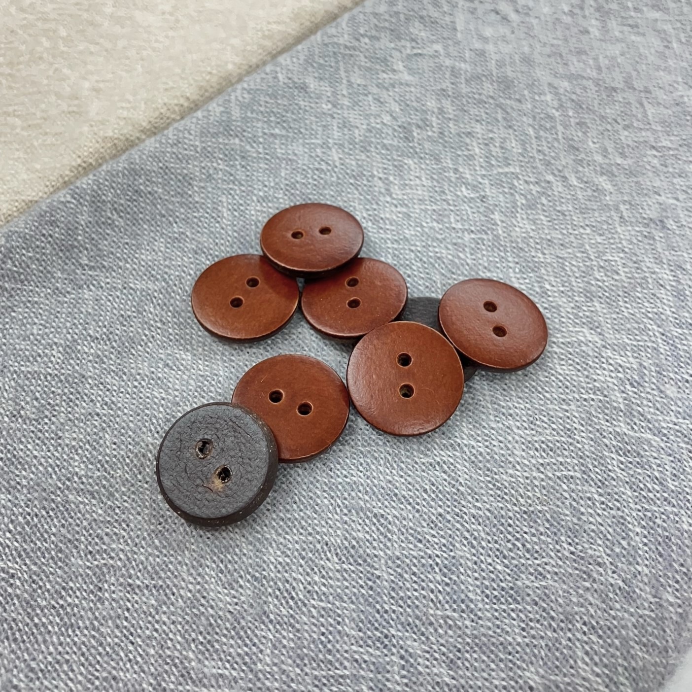 【20%off】ドイツ製ボタンL1-B.革製18mm