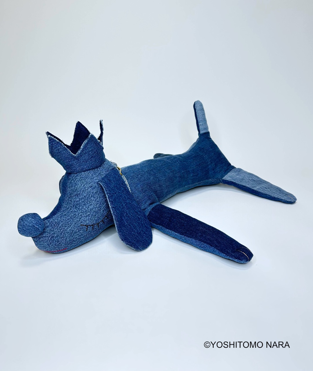 奈良美智 ぬいぐるみ [PUP KING DENIM] ｜ラムフロム - アートグッズ