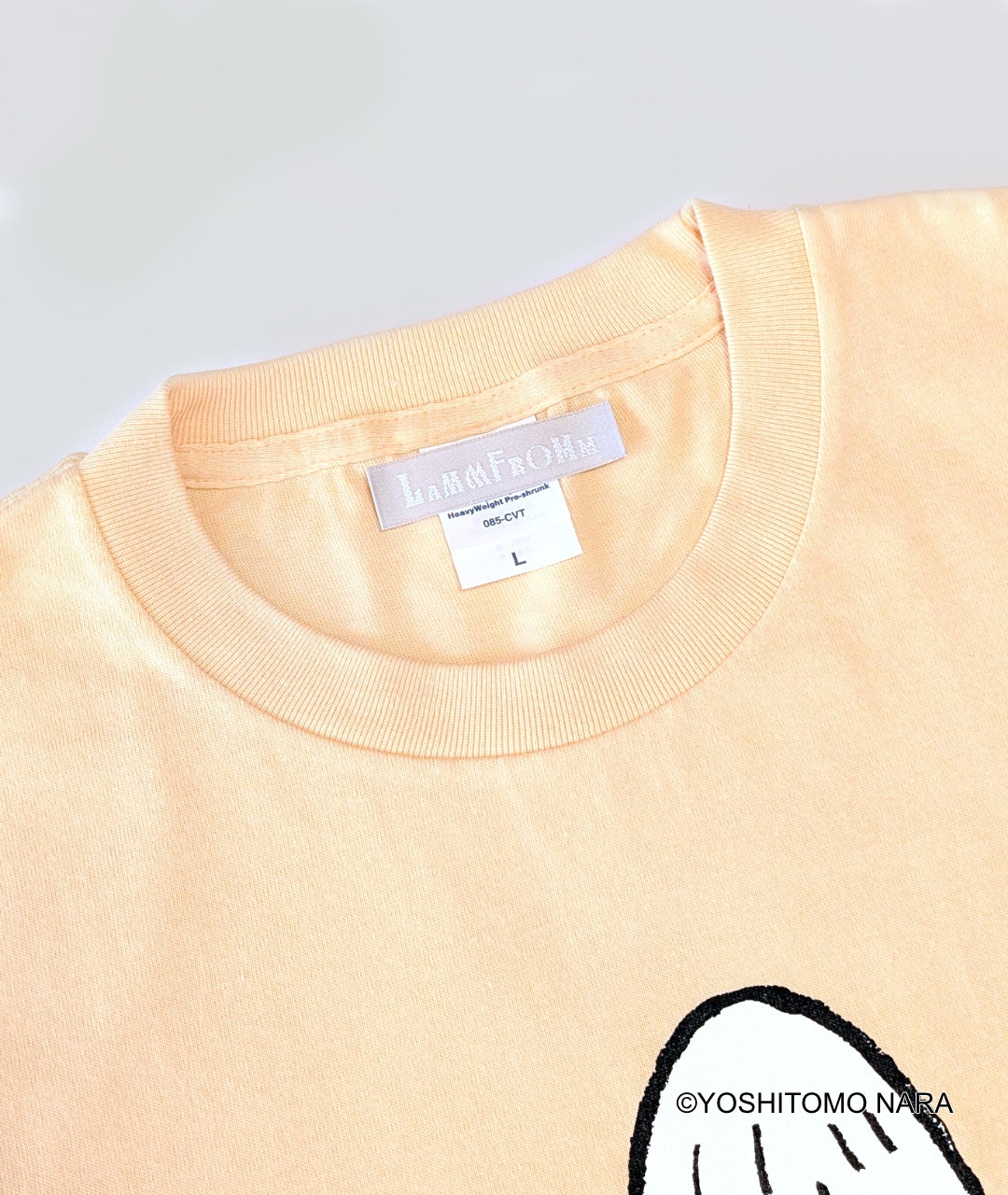 奈良美智 Tシャツ [Bench(ナチュラル)]｜ラムフロム - アートグッズ