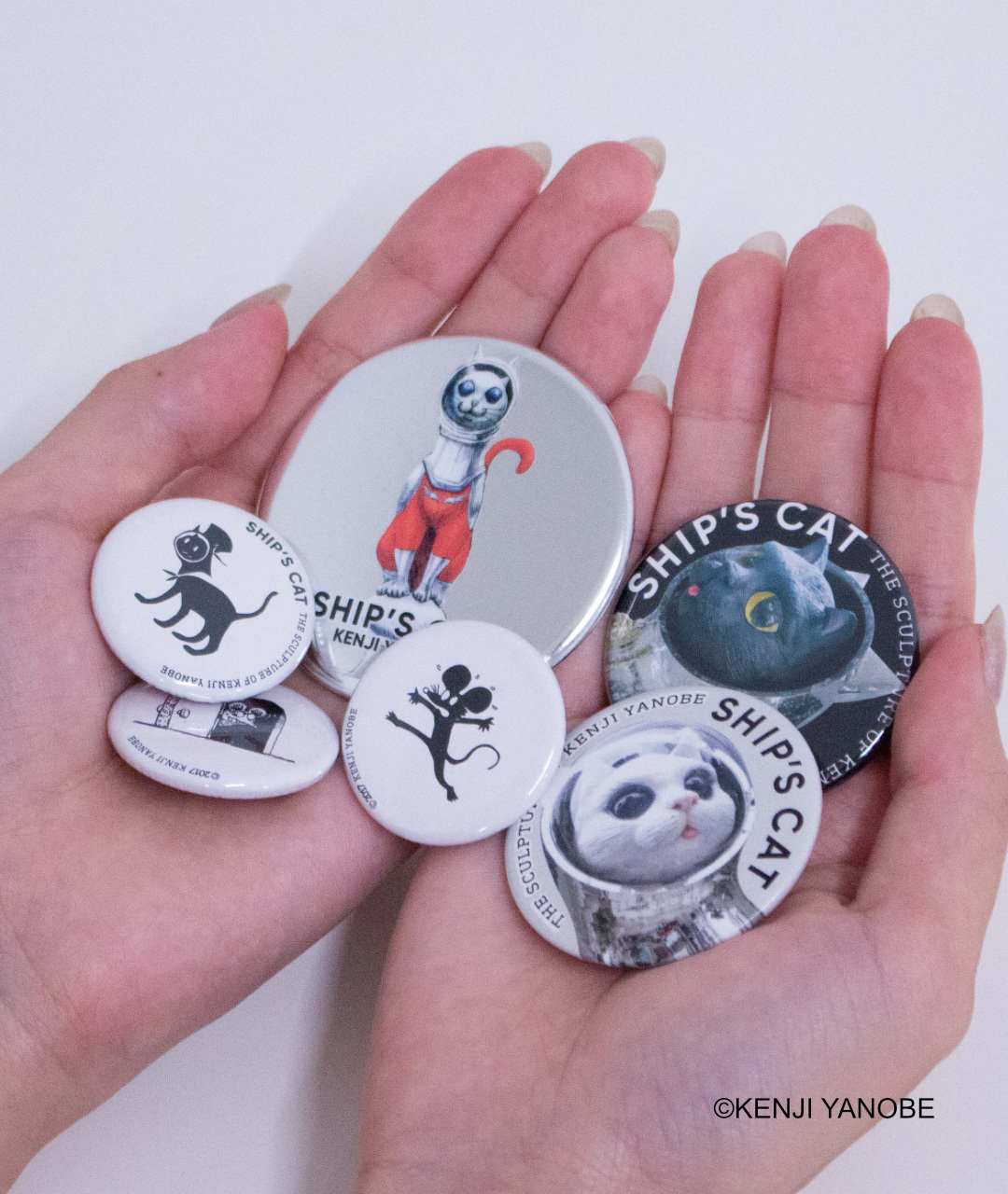 ヤノベケンジ 缶バッジ [SHIP'S CAT sit] ｜ラムフロム - アートグッズ