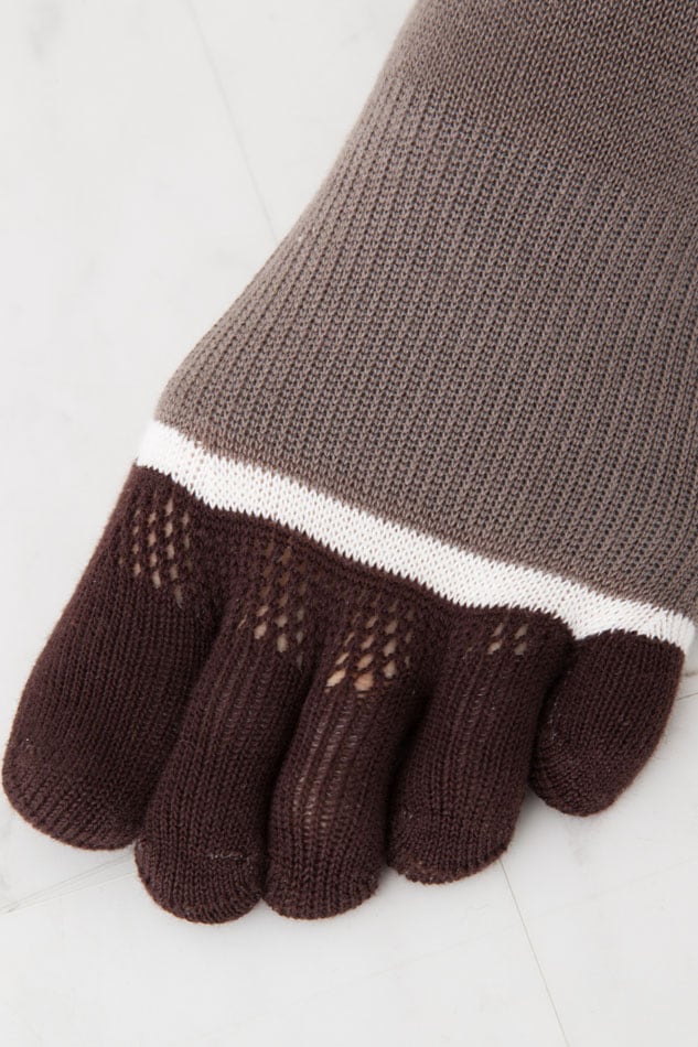 指股メッシュのアップ
汗のかきやすい指股部分はメッシュ編みで通気性抜群！指も立体なのでつっぱらず履きやすい