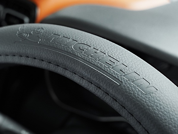 MICHELIN 正規品 ステアリング ホイール カバー ハンドルカバー ブラック 型押しデザイン 36.8-39.4 cm ミシュラン