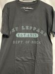 �ں߸ˤ����DEF LEPPARD (�ǥա���ѡ���) COLLEGIATE LOGO �֥��쥸�����ȡ������� �ԥ���� M������