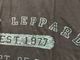 �ں߸ˤ����DEF LEPPARD (�ǥա���ѡ���) COLLEGIATE LOGO �֥��쥸�����ȡ������� �ԥ���� M������