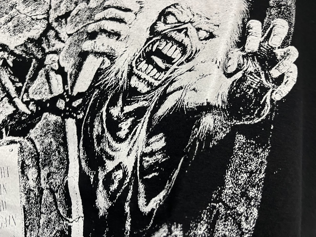 �ں߸ˤ����IRON MAIDEN (�������󡦥ᥤ�ǥ�) Est. 1975 No Prayer Grave Red Logo ��1975ǯ���Ρ����ץ쥤�䡼�����쥤������åɡ������� �ԥ���� L������
