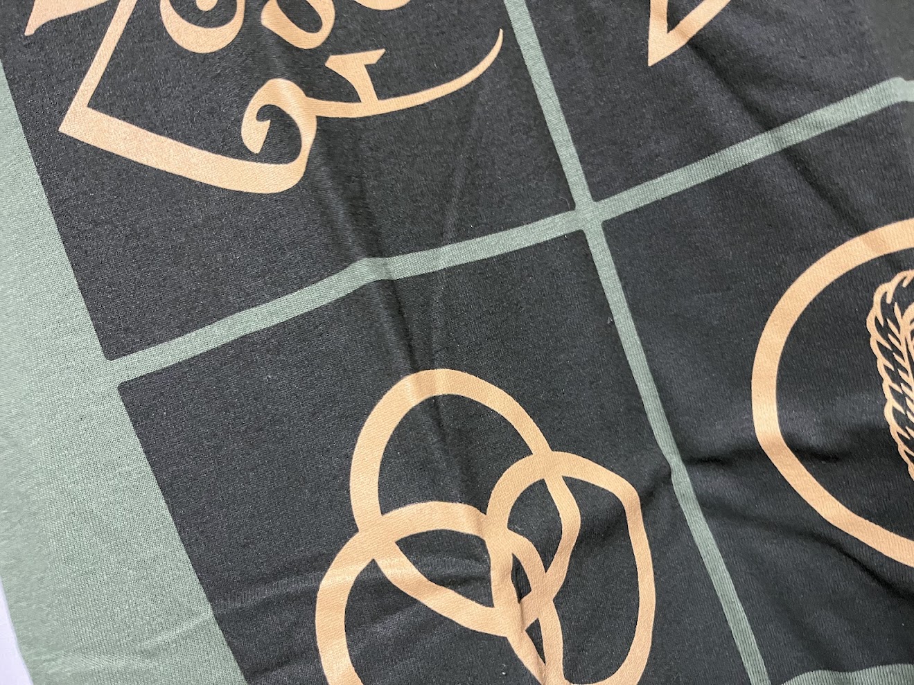 �ں߸ˤ����LED ZEPPELIN (��åɡ��ĥ��åڥ��) SYMBOLS IN BLACK SQUARE  �֥���ܥ롦���󡦥֥�å��������������� T����ġʥ��꡼�֡� S������