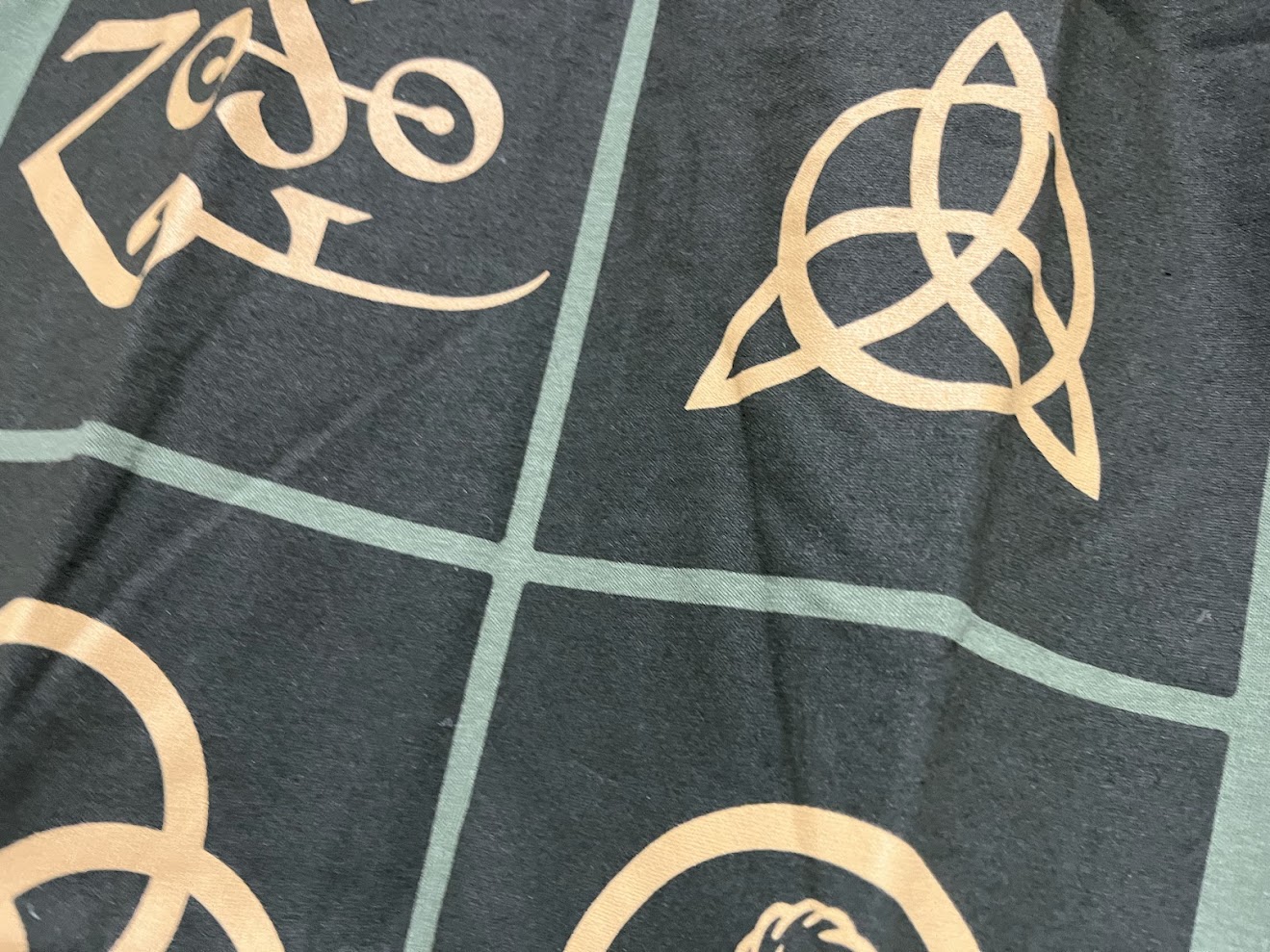 �ں߸ˤ����LED ZEPPELIN (��åɡ��ĥ��åڥ��) SYMBOLS IN BLACK SQUARE  �֥���ܥ롦���󡦥֥�å��������������� T����ġʥ��꡼�֡� S������