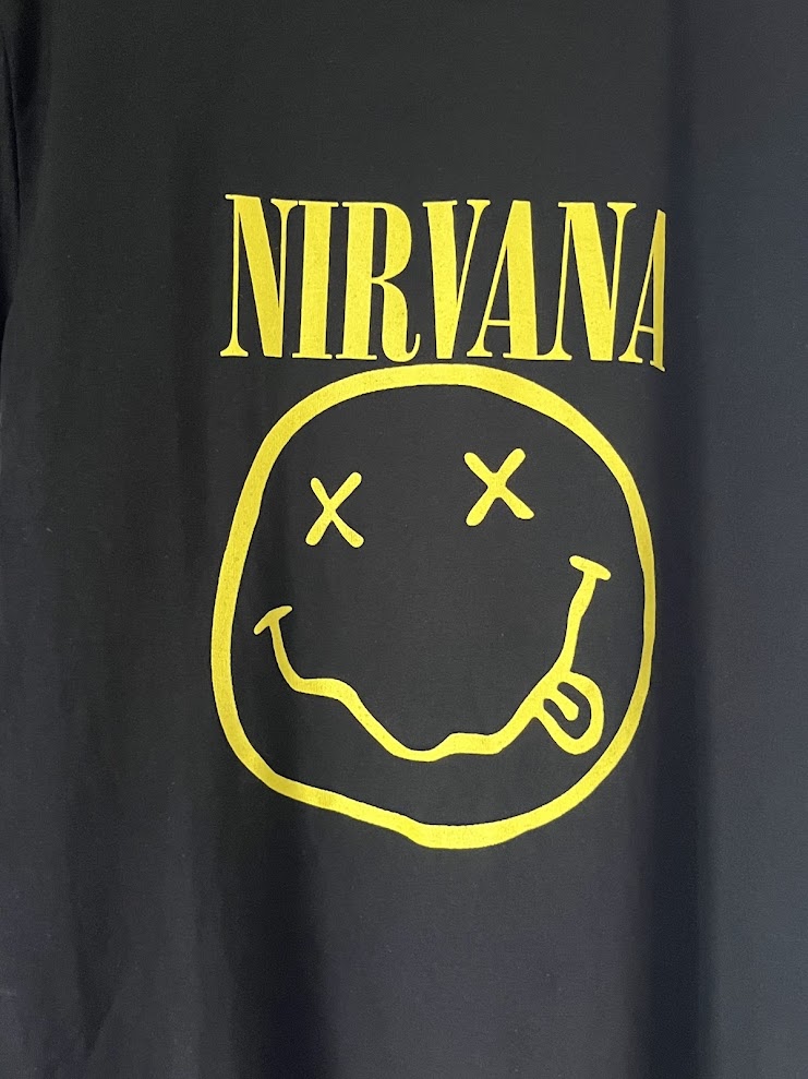 �ں߸ˤ����NIRVANA (�˥��������) Yellow Smiley Face �֥������������ޥ��꡼���ե������� T����� M������