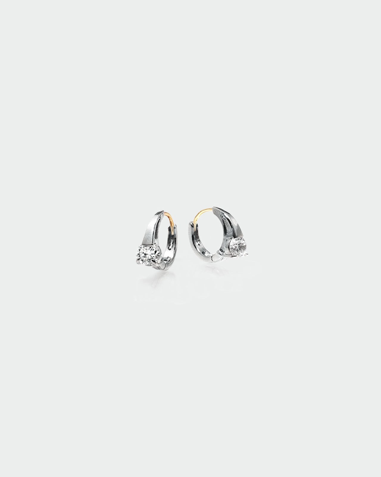 キャッチレスピアス