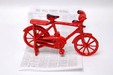 ドールハウス 1/12スケール 赤い自転車のミニチュア jos5827
