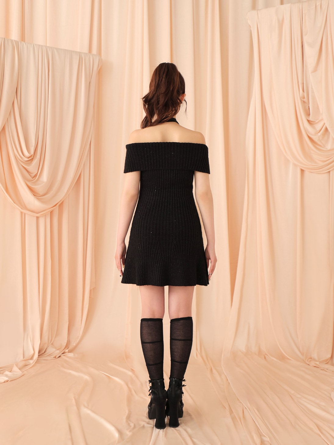 M me eme／【Pre Order】Off shoulder ribbon lame knit