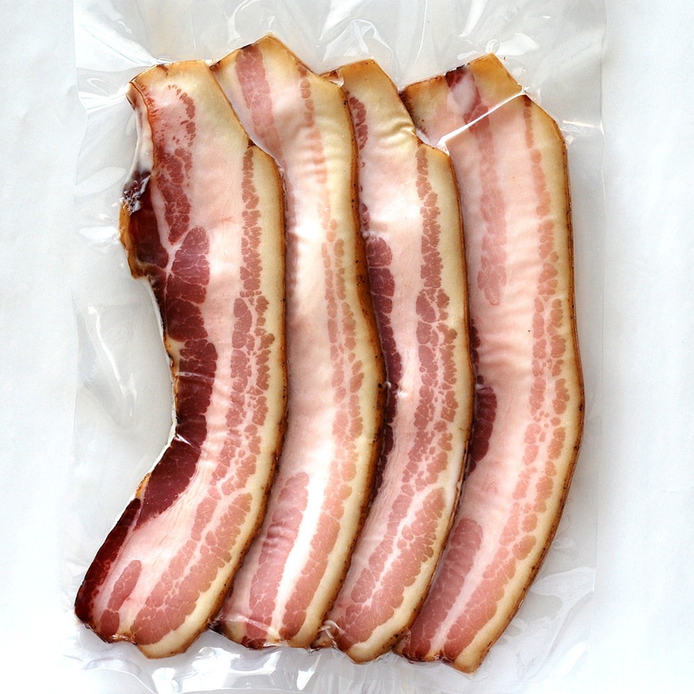 【スライスしてあるので、料理に便利！】ブナの木で燻した塩漬け豚バラ肉のベーコンステーキ　約200g（4枚）　冷凍