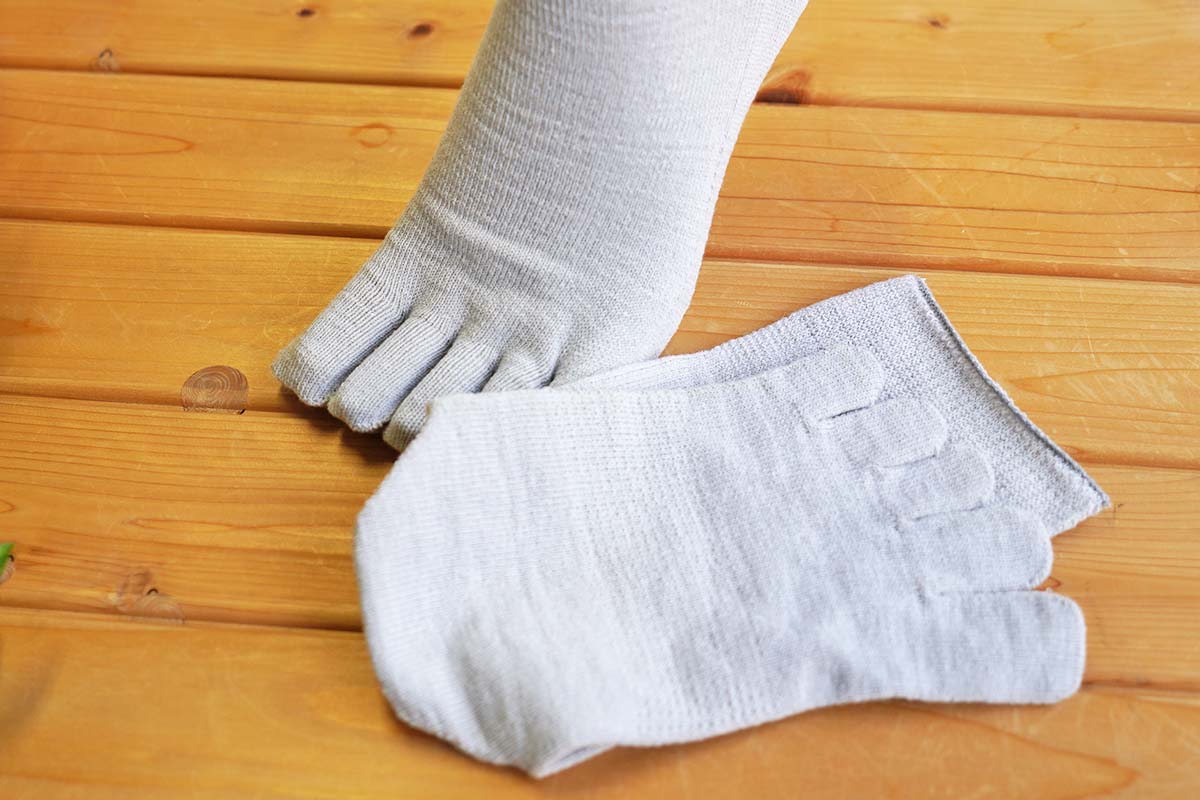 絹と麻でさわやか ゆったり5本指 表：綿・麻、裏：絹 天然素材 LLサイズ