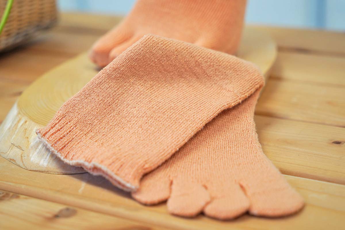 匠（たくみ）エアーイン ゆったり5本指 絹+綿+絹+綿 4層構造 ふわふわ 天然素材  Mサイズ