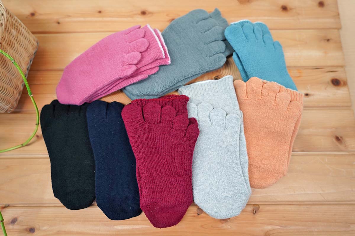 匠（たくみ）エアーイン ゆったり5本指 絹+綿+絹+綿 4層構造 ふわふわ 天然素材  Mサイズ