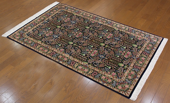 イラン、クム、シルクカーペット105x150cm。 フロアー向きシルク