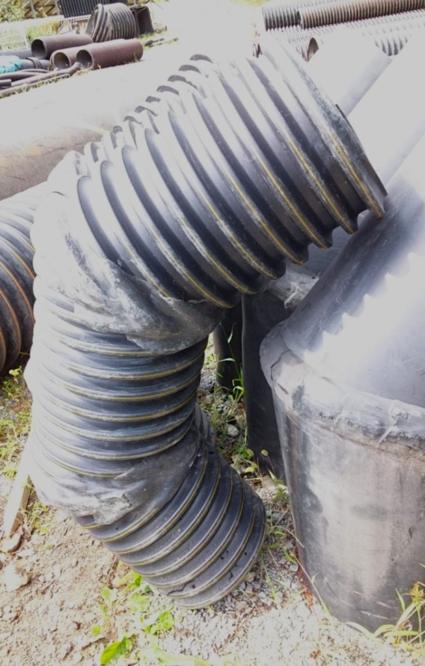 コルゲート管 高密度ポリエチレン管 シングル Φ300-90°エルボ｜資材館.com