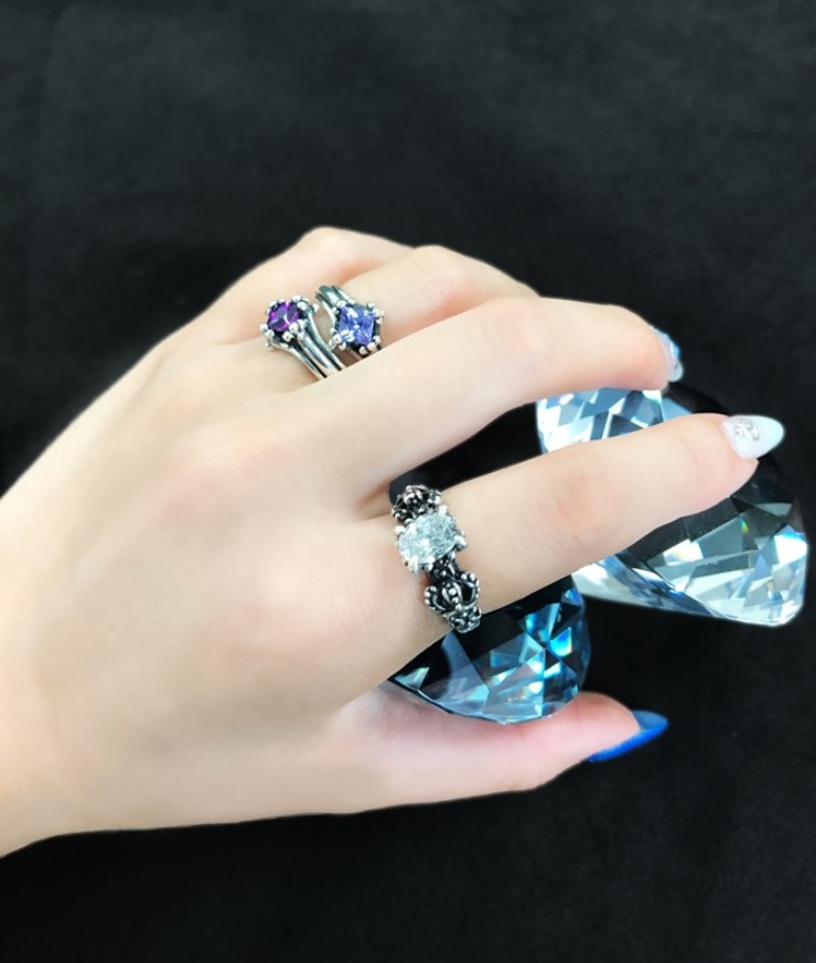 SMALL OVAL ANTOINETTE W/ 1 CZ