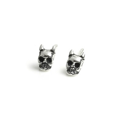 【本国オーダー・受注生産】MINI HORNED SKULL STUD EARRING（1個単位)