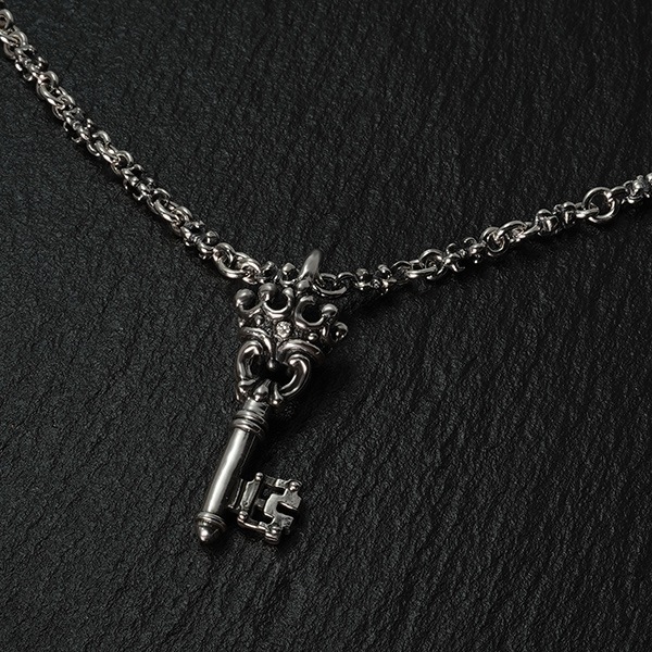 SMALL KEY W/1 DIAMOND