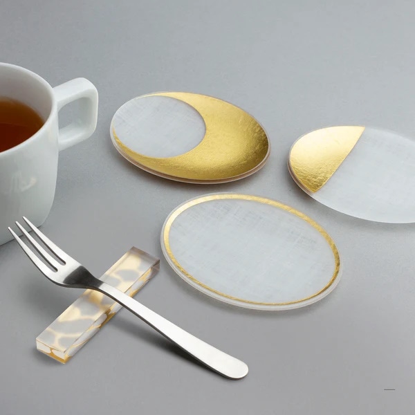 花模様の金属製皿 直径約10cm 木箱入り 花模様の金属製皿 直径約10cm