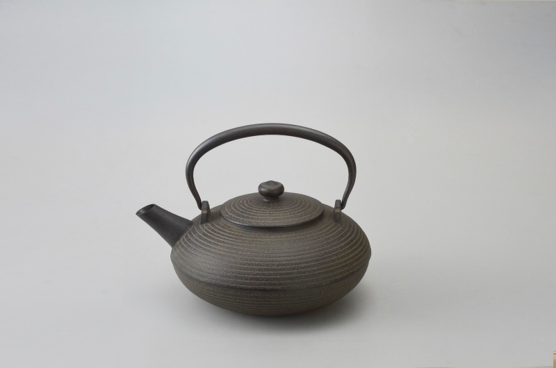 鉄瓶 鉄製時代物 鉄瓶 IH 直火 両対応 常々シリーズ 糸目・小・鉄蓋 1.0L 濃茶（本漆