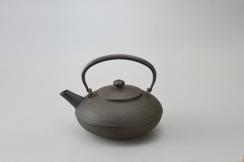 鉄瓶 IH 直火 両対応 常々シリーズ 糸目・小・鉄蓋 1.0L 濃茶（本漆