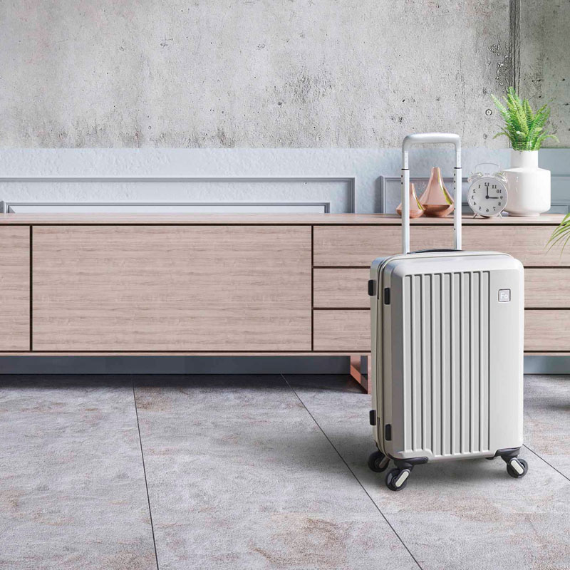 フリークエンター　リエーヴェ　スーツケース