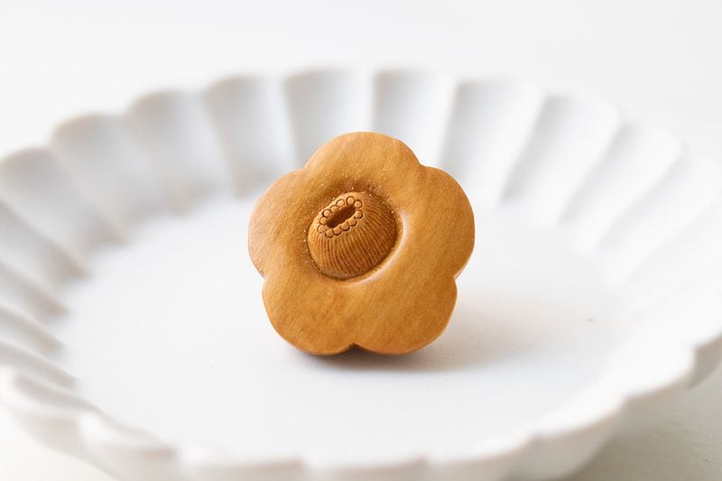 つげ細工のピンブローチ（椿）