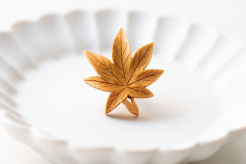 つげ細工のピンブローチ（紅葉）