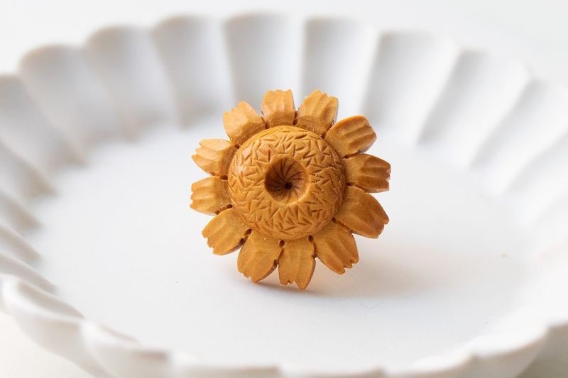 つげ細工のピンブローチ(ひまわり)