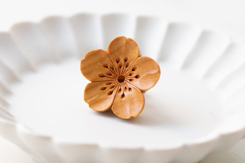 つげ細工のピンブローチ（桜）