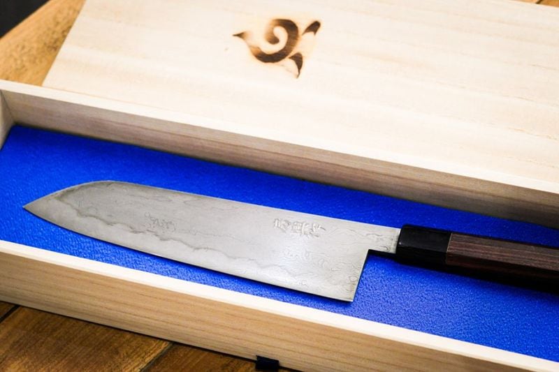 刀匠興梠房興作　玉鋼鍛え肌包丁（両刃出刃）【一点もの・専用木箱入り／送料無料】