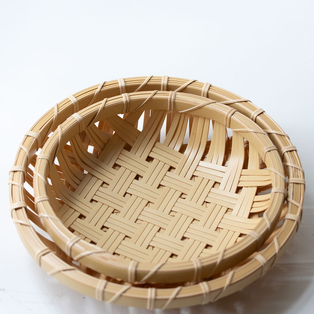 おしゃれな竹製 編み込みデザイン 盛籠 直径28cm 三本寄せ四つ目編み 盛り皿(小)【あなたの籠展】