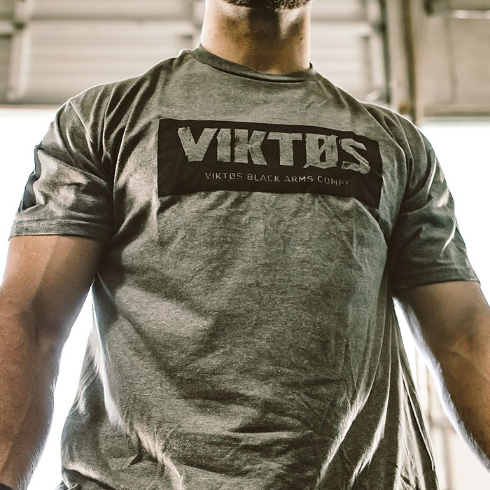 VIKTOS 塼 T<br>ڥȥ Shooter Teeۥӥȥ  ߥ꥿꡼ ȥɥ Х 奢  Х ġ  ž åȥ ݥꥨƥ  LOGO ȥåץ ʡ 롼ͥå Ⱦµ ץ OUTLET