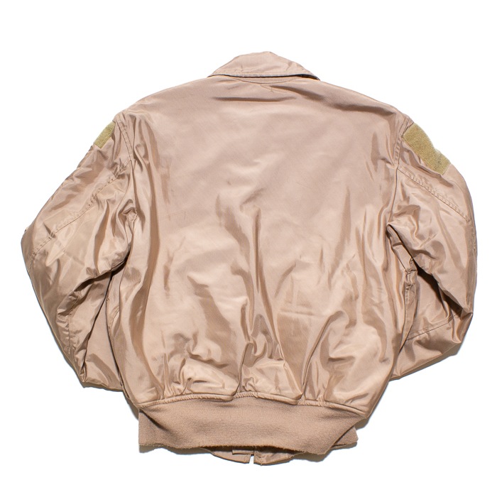 US CWU-45/P FLIGHT JACKET 05`s TAN COLOR <br>���Ʒ� CWU-45/P �ե饤�ȥ��㥱�å� 2005ǯ�� ���󥫥顼�� <br>��� �ߥ꥿�꡼ �����ȥɥ� �����奢�� �Х��� �ǥåɥ��ȥå� ��ʪ������ ǯ��ʪ