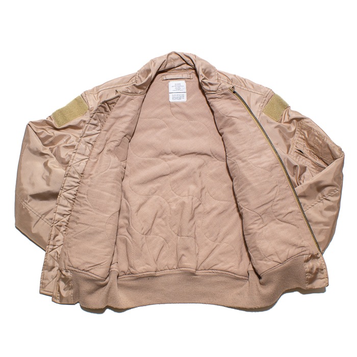US CWU-45/P FLIGHT JACKET 05`s TAN COLOR <br>���Ʒ� CWU-45/P �ե饤�ȥ��㥱�å� 2005ǯ�� ���󥫥顼�� <br>��� �ߥ꥿�꡼ �����ȥɥ� �����奢�� �Х��� �ǥåɥ��ȥå� ��ʪ������ ǯ��ʪ