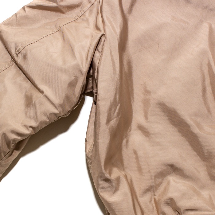 US CWU-45/P FLIGHT JACKET 05`s TAN COLOR <br>���Ʒ� CWU-45/P �ե饤�ȥ��㥱�å� 2005ǯ�� ���󥫥顼�� <br>��� �ߥ꥿�꡼ �����ȥɥ� �����奢�� �Х��� �ǥåɥ��ȥå� ��ʪ������ ǯ��ʪ