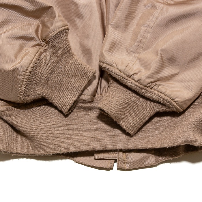 US CWU-45/P FLIGHT JACKET 05`s TAN COLOR <br>���Ʒ� CWU-45/P �ե饤�ȥ��㥱�å� 2005ǯ�� ���󥫥顼�� <br>��� �ߥ꥿�꡼ �����ȥɥ� �����奢�� �Х��� �ǥåɥ��ȥå� ��ʪ������ ǯ��ʪ