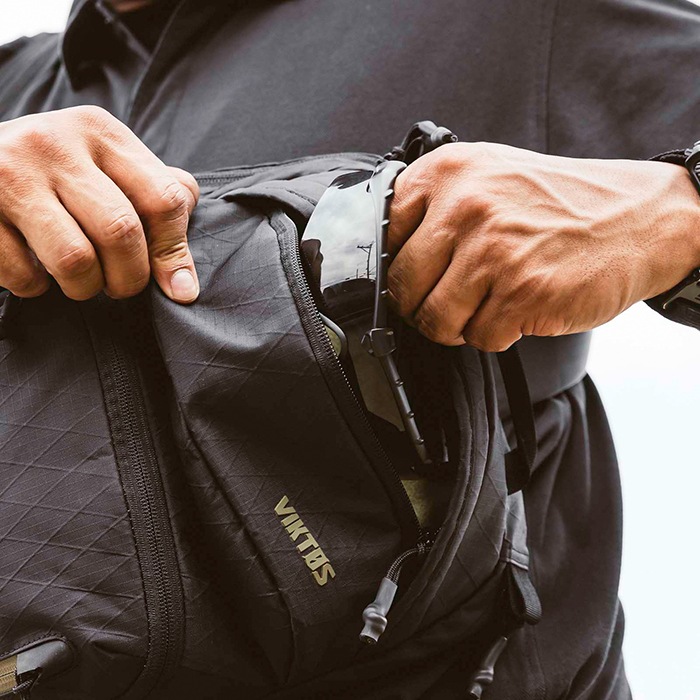 VIKTOS Upscale XL Slingbag  �ڥ������ȥ� ���åץ������� XL ����󥰥Хå��ۥ�� ��ǥ����� �ߥ꥿�꡼ �����ȥɥ� ���Х� �����奢��  �Х��� �ġ���� ��������� ���ݡ��� ���塼�ƥ��� �Ф�ݤ� BAG �Хå� �ܥǥ��Хå� MCBK