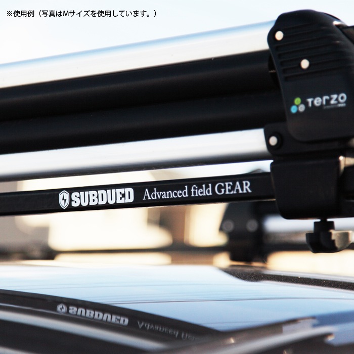 SUBDUED DECAL horizontal / LARGE �ڥ��֥ǥ塼�� �ǥ����� �ۥ꥾�󥿥� �顼���ۥߥ꥿�꡼ �����ȥɥ� �ޥ���ƥ�꡼���� ���åƥ��󥰥����ȡ�������