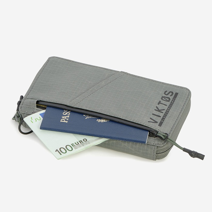 VIKTOS Upscale Travel Wallet �ڥ������ȥ������åץ�������ȥ�٥륦����åȡۥ�� ��ǥ����� �ߥ꥿�꡼ �����ȥɥ� ���Х� �����奢��  �Х��� �ġ���� ��������� ���ݡ��� ���塼�ƥ���  BAG �Хå� �ܥǥ��Хå� ������å� ���� �ȥ�٥� ι��