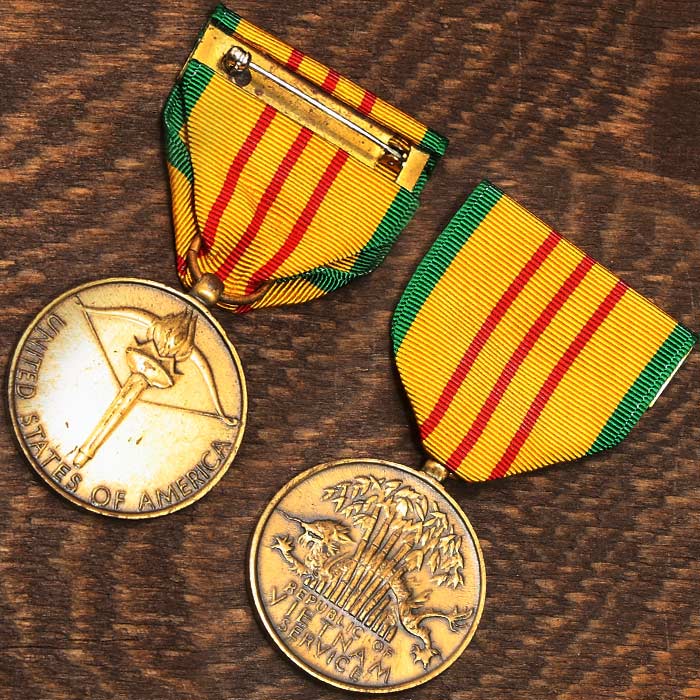 実物放出品 US ベトナム従軍章<br>【実物放出品 US VIETNAM Service Medal】メンズ ミリタリー リボン メダル 勲章 us ベトナム 通販|MILITARY SURPLUS | ファントム通信販売 実物放出品 US ベトナム従軍章<br>【実物放出品 US VIETNAM Service Medal】メンズ ミリタリー リボン メダル 勲章 us ベトナム 通販|MILITARY SURPLUS | ファントム通信販売