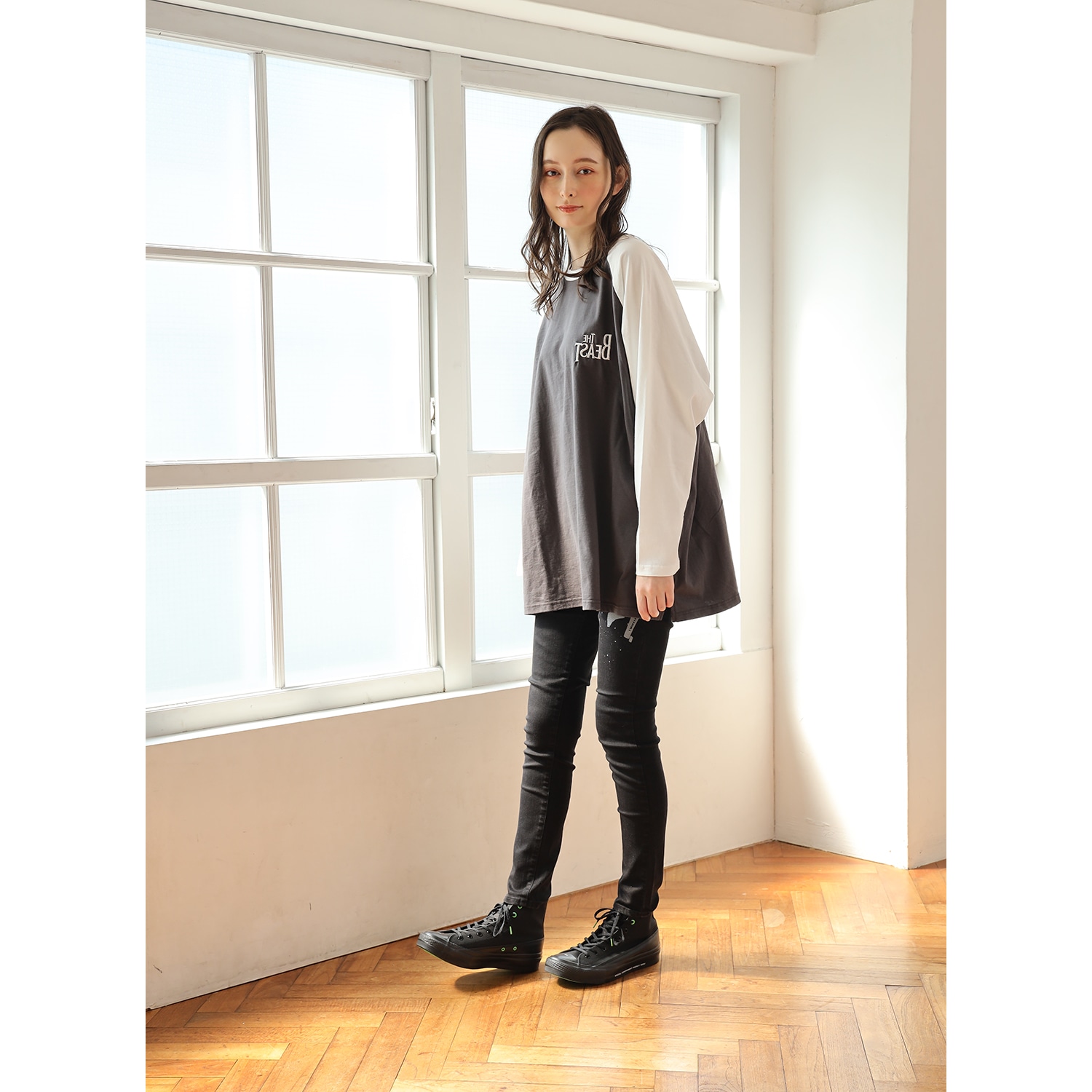 THE BEAST Embroidery Raglan Cutsew (CHARCOAL×WHITE)